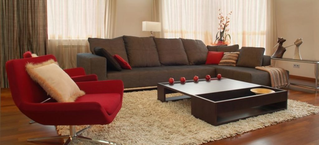 Интерьер с коричневым диваном