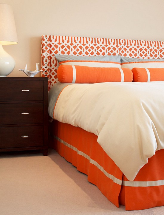 Интерьер с кроватью оранжевого цвета