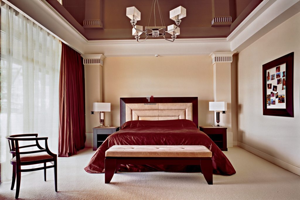 Интерьер спальни с кроватью красного цвета