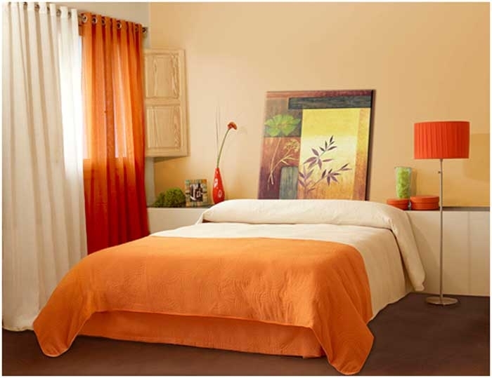 Интерьер спальни с оранжевой кроватью