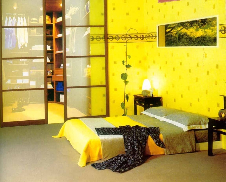 Интерьер спальни с желтой кроватью