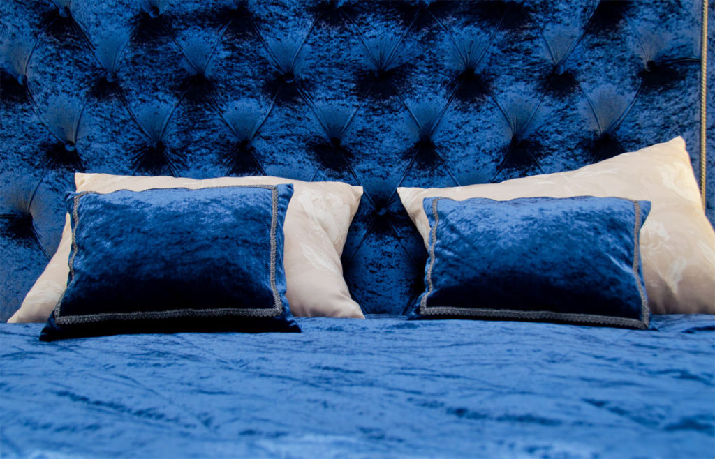 Изголовье кровати красивого синего цвета