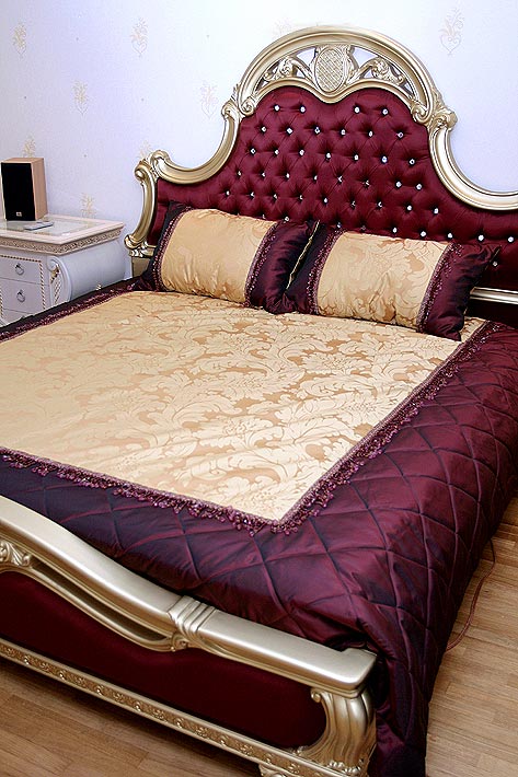 Изголовье кровати в оригинальном варианте в бордовом цвете