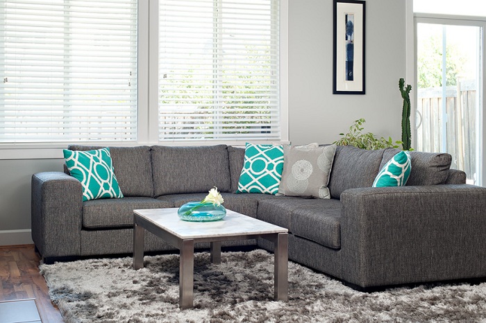 Изысканный диван серого цвета