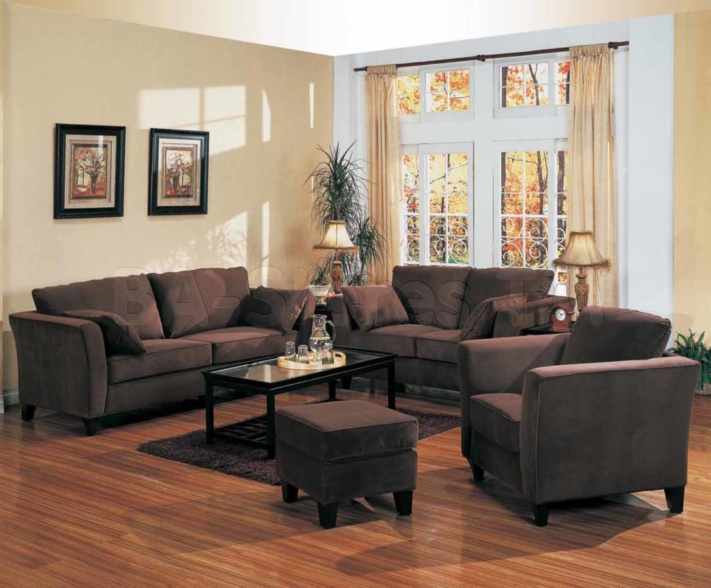 Как вписывать коричневый диван в современный интерьер