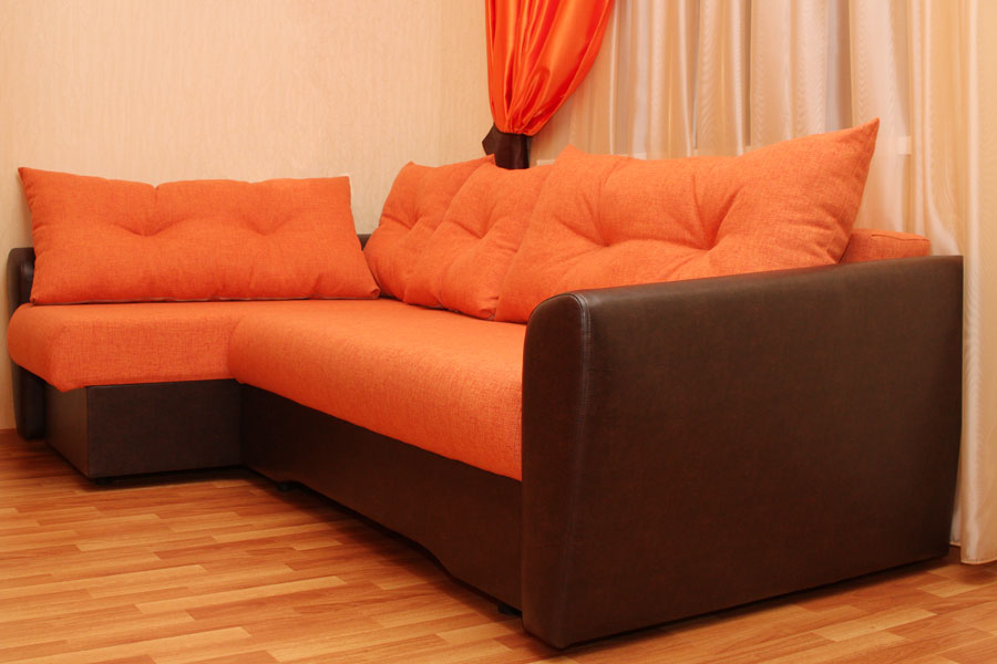 Как выбрать диван оранжевого цвета