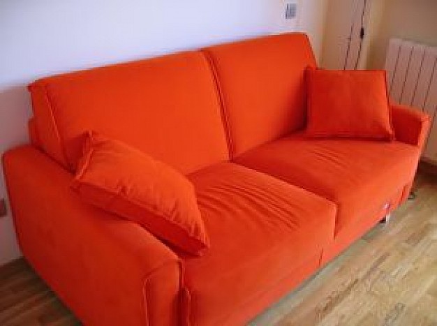 Компактный красивый оранжевый диван