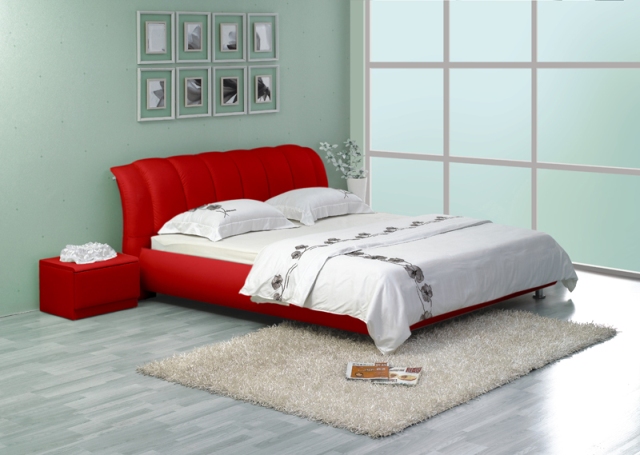 Кожаная кровать красного цвета