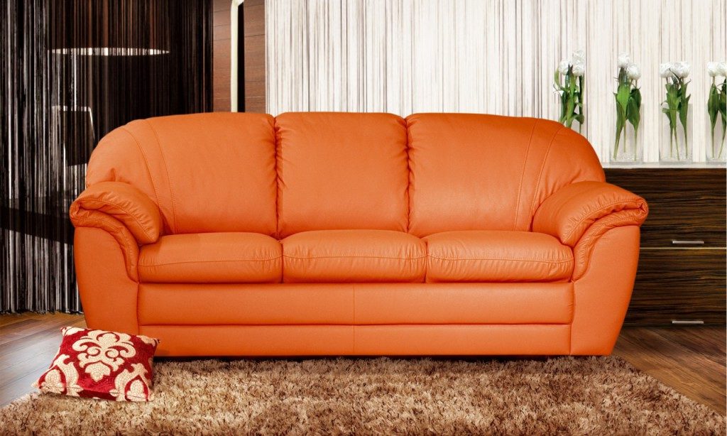 Кожаный диван станет привлекательным в оранжевом оформлении