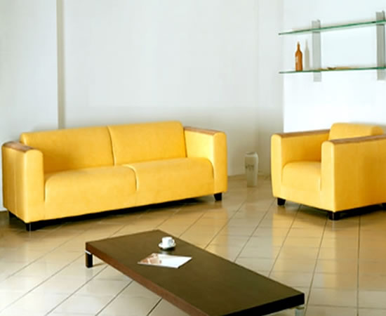 Кожаный диван в красивом желтом цвете