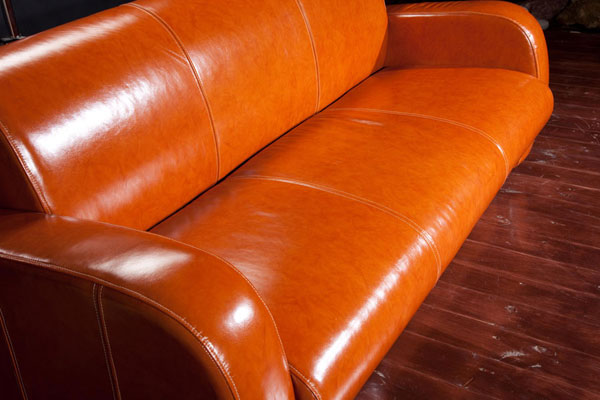 Кожаный диван, выполенный в оранжевом цвете