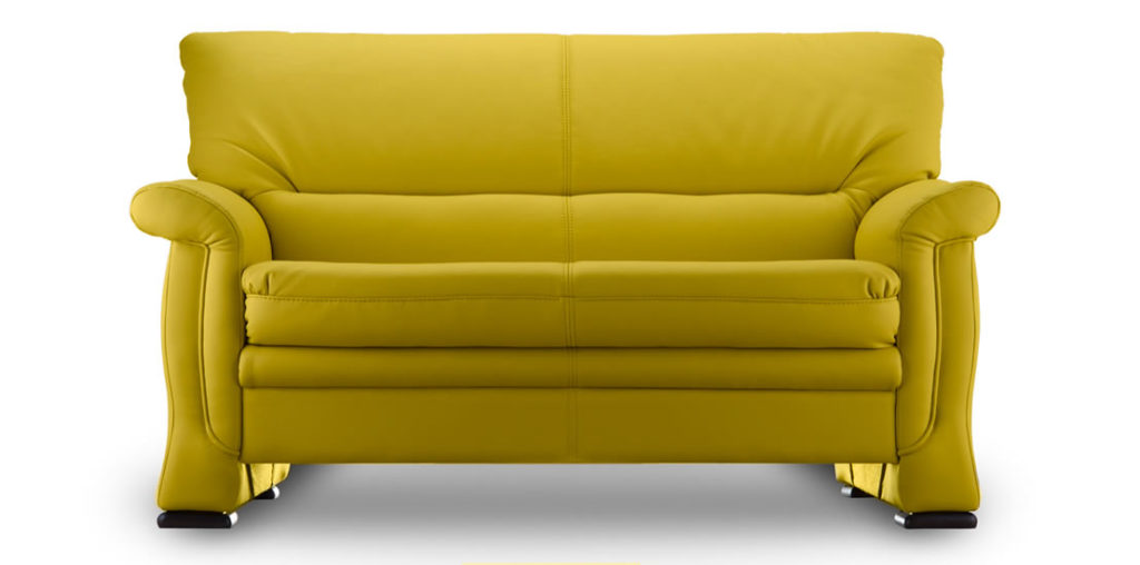 Кожаный диван желтого цвета с приятным оттенком