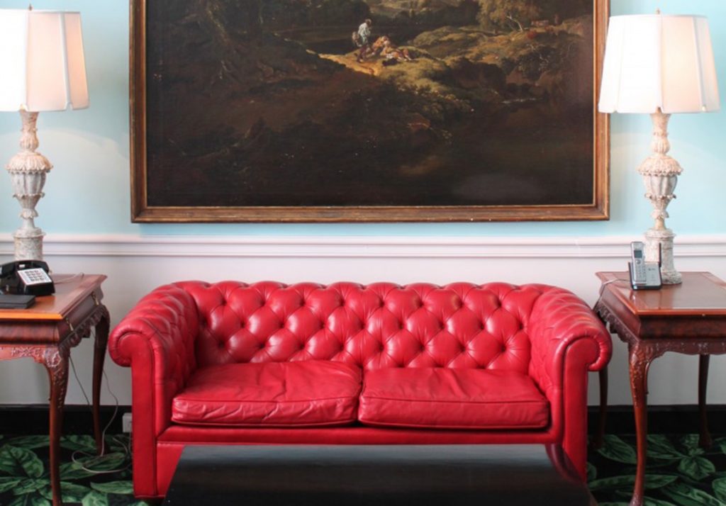 Кожаный красный диван