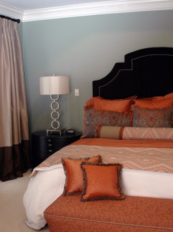 Красивая оранжевая кровать для дома