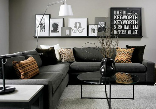 Красивый диван черного цвета