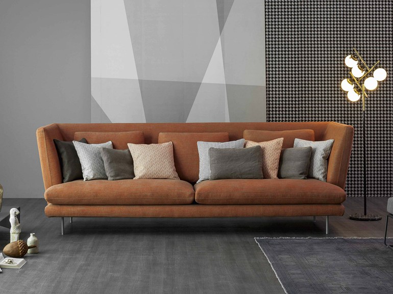 Красивый диван для обустройства дома коричневого цвета