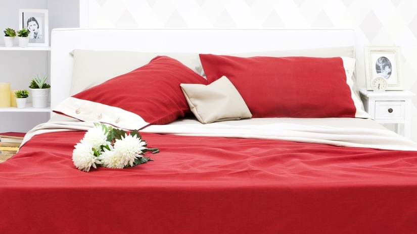 Красная кровать с покрывалом