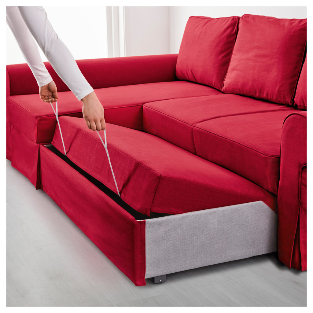 Красный диван с практичным механизмом