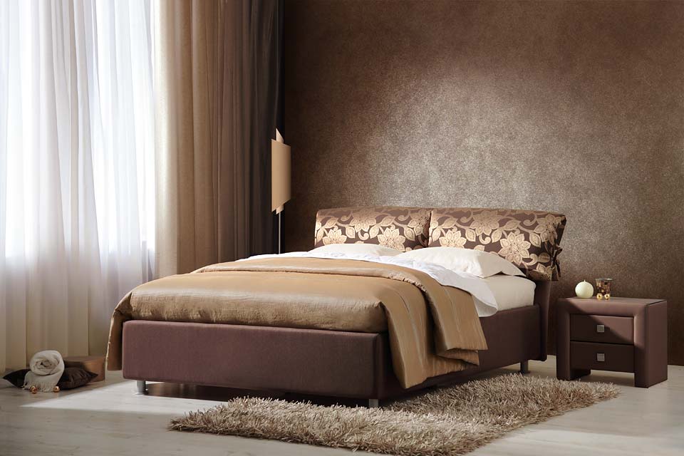 Кровать для дома коричневого цвета