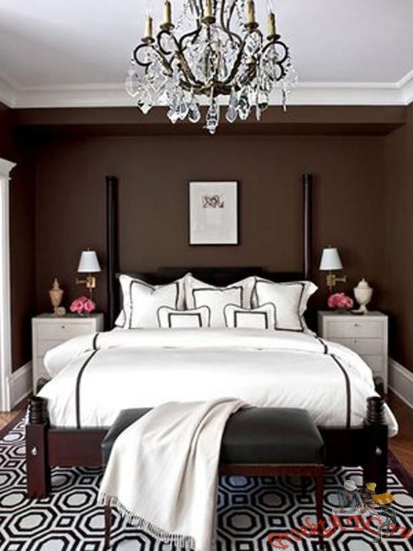Кровать коричневого цвета в однотонной спальне