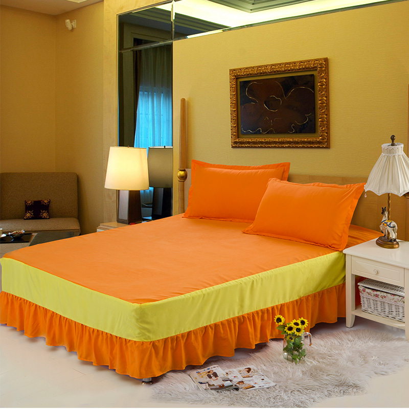 Кровать, оформленная в оранжевом цвете