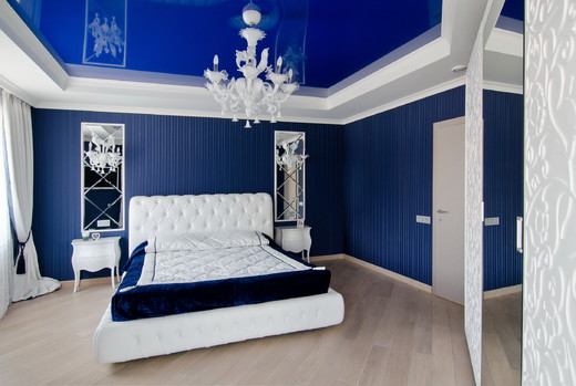 Кровать, оформленная в синем цвете
