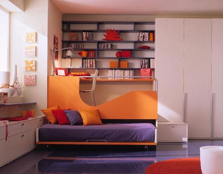 Кровать оранжевого цвета