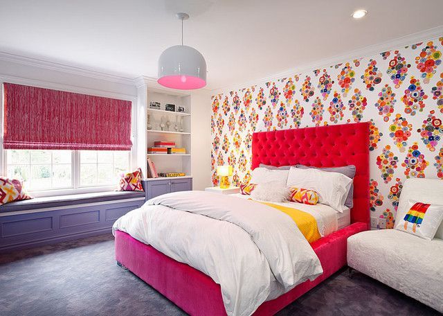 Кровать с приятным изголовьем бордового цвета