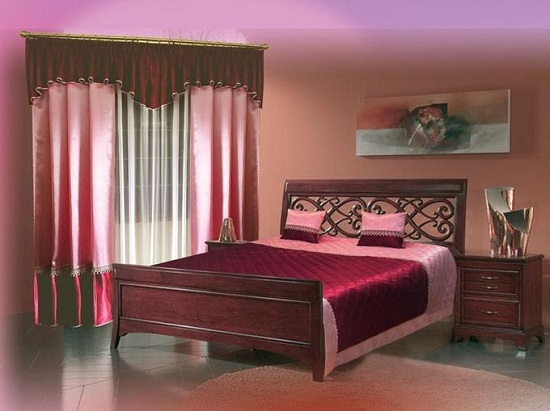 Кровать с резным изголовьем бордового цвета
