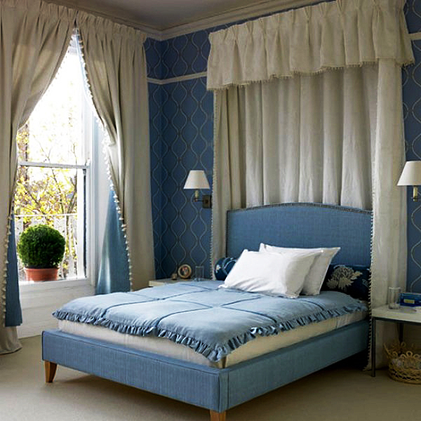 Кровать синего цвета выглядит красиво