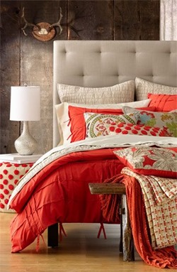Кровать со стеганным изголовьем красного цвета