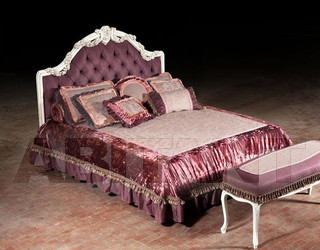 Кровать светлого бордового цвета