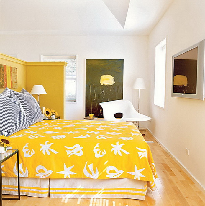 Кровать желтого яркого цвета