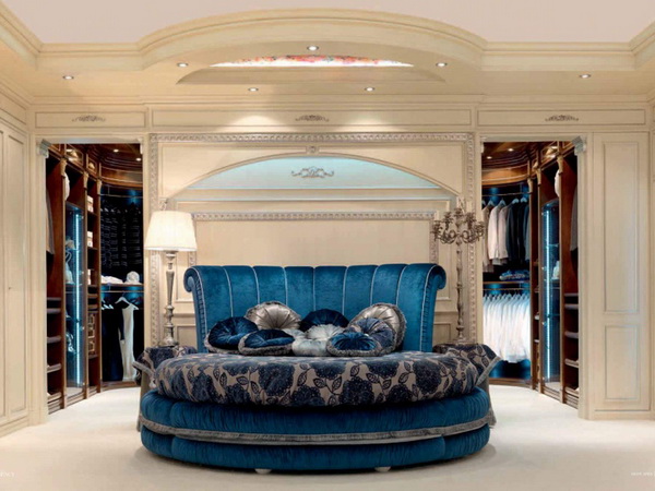 Круглая кровать синего цвета для дома