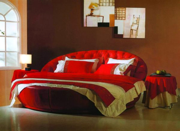 Круглая шикарная кровать красного цвета