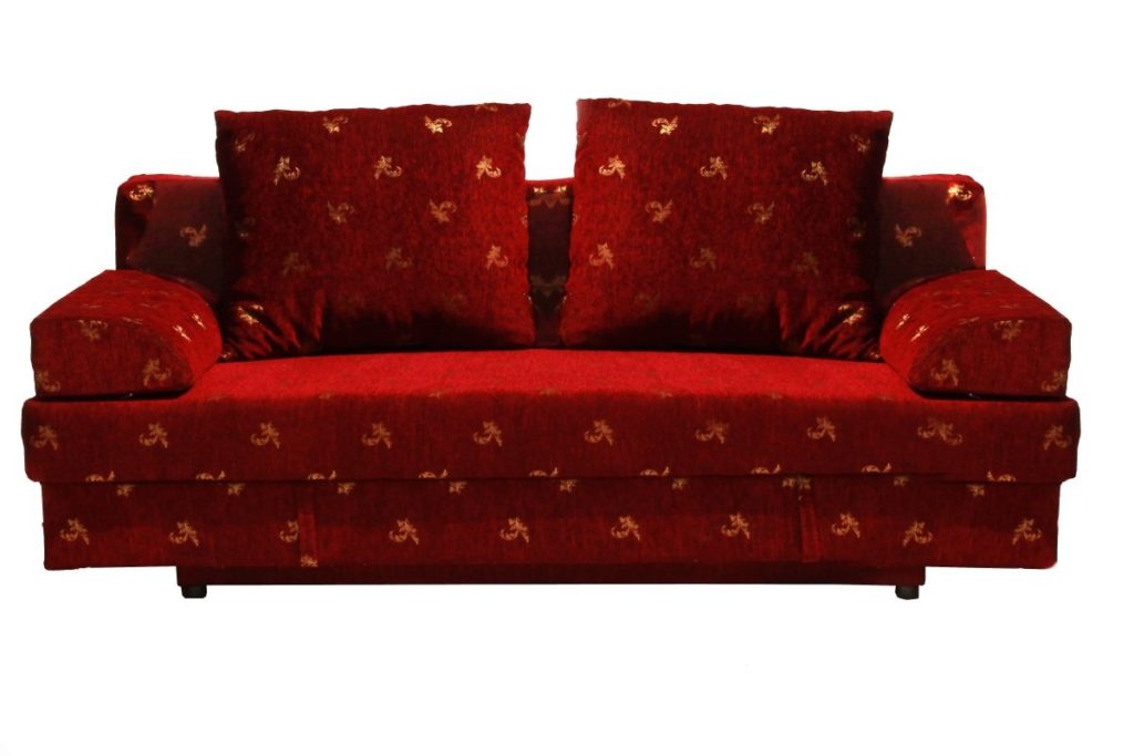 Маленький диван красного цвета
