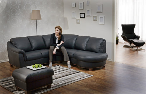 Модель черного практичного дивана