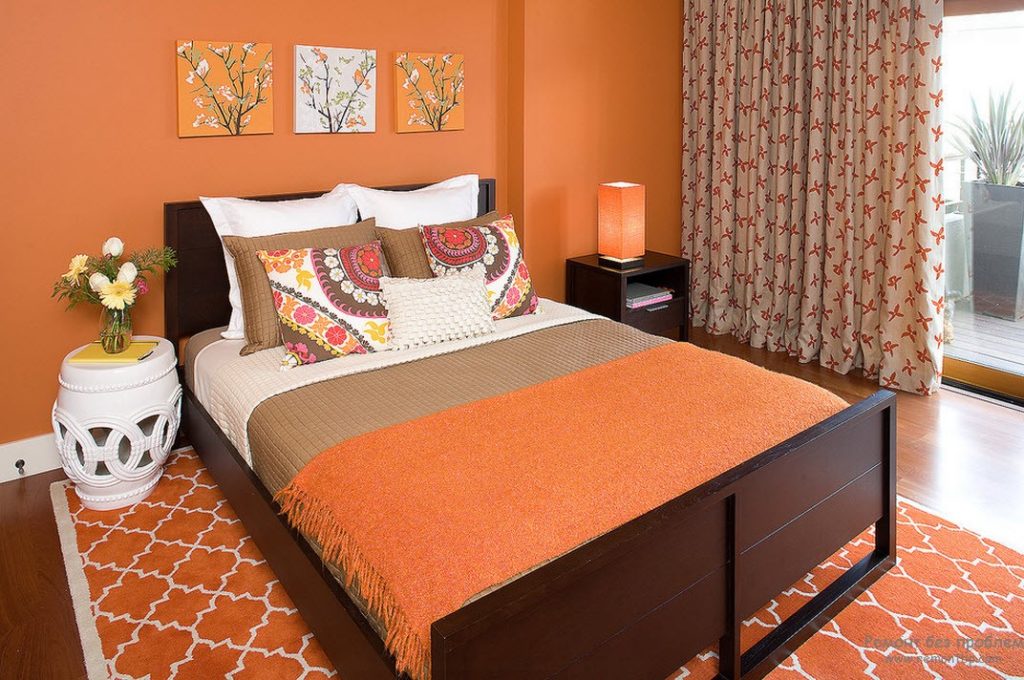 Мягкая оранжевая привлекательная кровати