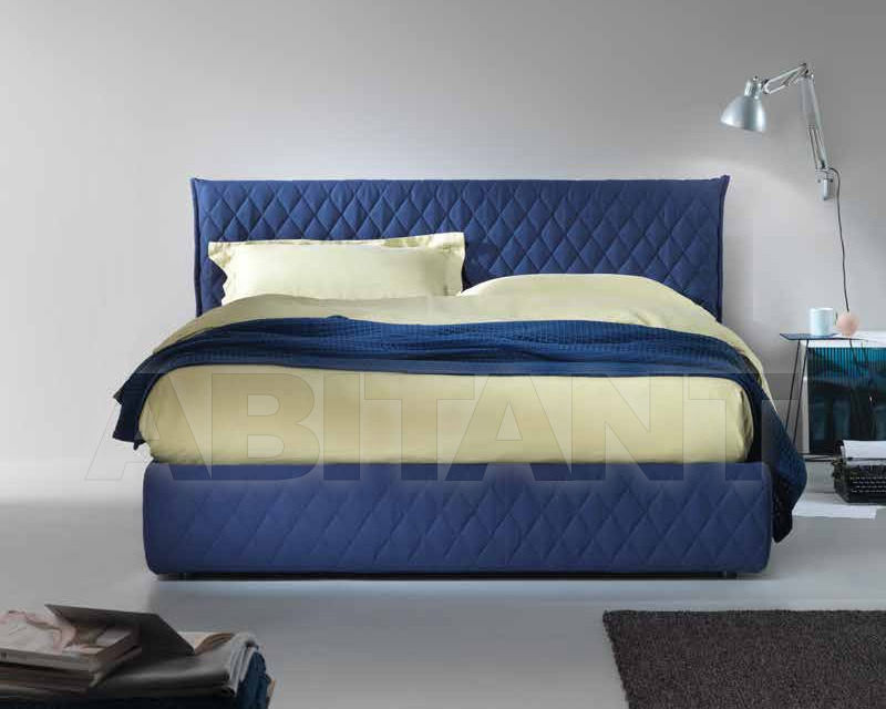 Мягкая современная кровать синего цвета