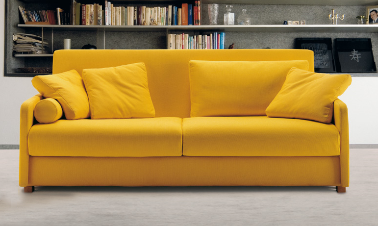 Мягкий желтый диван для дома