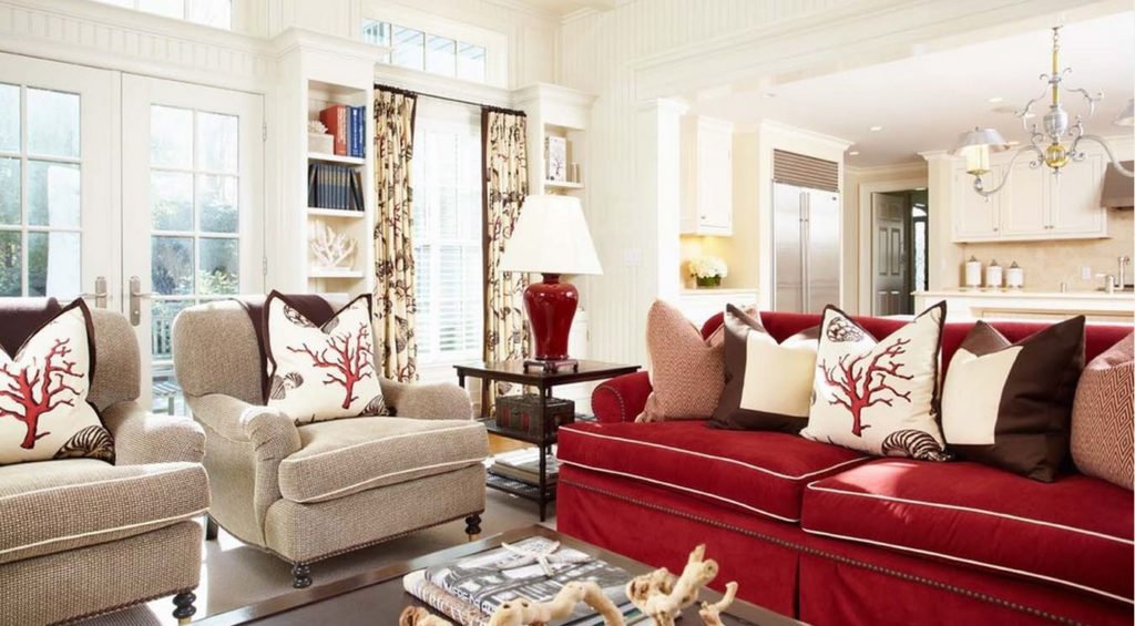 Насыщенный бордовый диван в интерьере дома