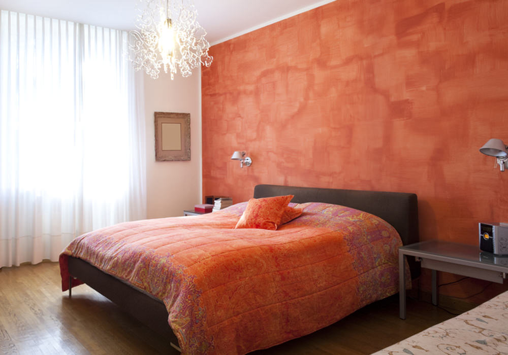 Насыщенный оранжевый цвет современной кровати