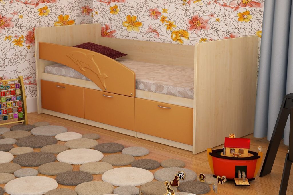 Небольшая кровать оранжевого яркого цвета