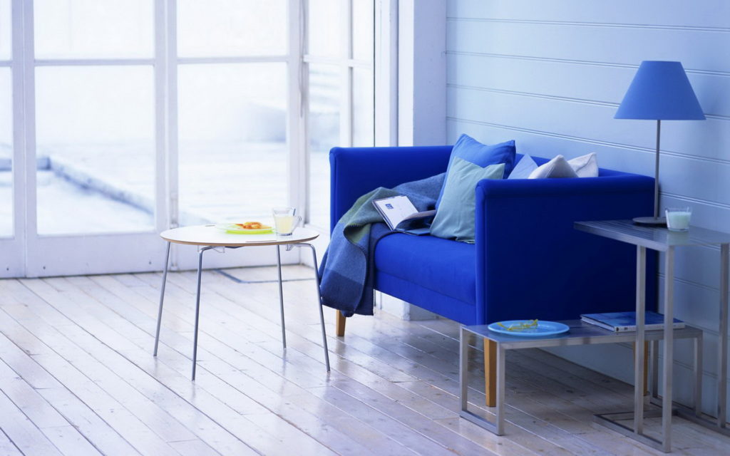 Небольшой диван на ножках синего цвета