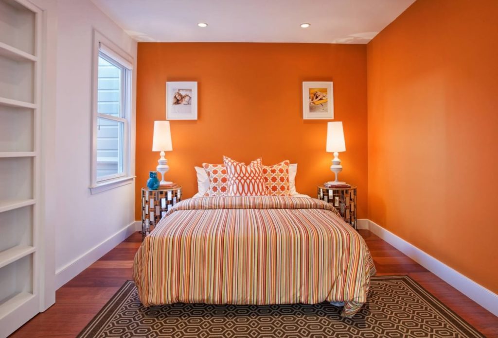 Необычный дизайн кровати оранжевого цвета