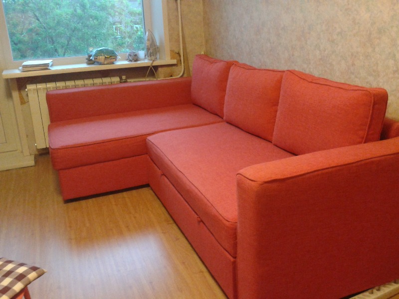 Обустройство гостиной с орнажевым диваном