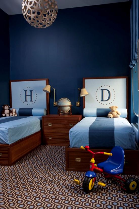 Односпальная кровать синего цвета