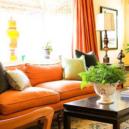 Оранжевый диван может быть акцентным в помещении