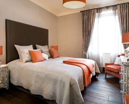 Оранжевый цвет кровати для обустройства спальни
