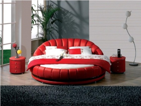 Оригинальная красная кровать